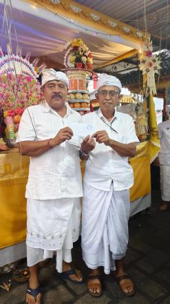 PEMBERIAN BANTUAN PEMBELIAN BANTEN PENUWURAN UPACARA DESA YADNYA